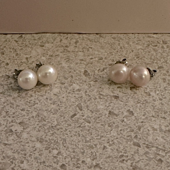Svanna Pearl post Earrings - Picture 1 of 4